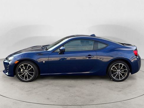 Used 2018 Toyota 86 image 2