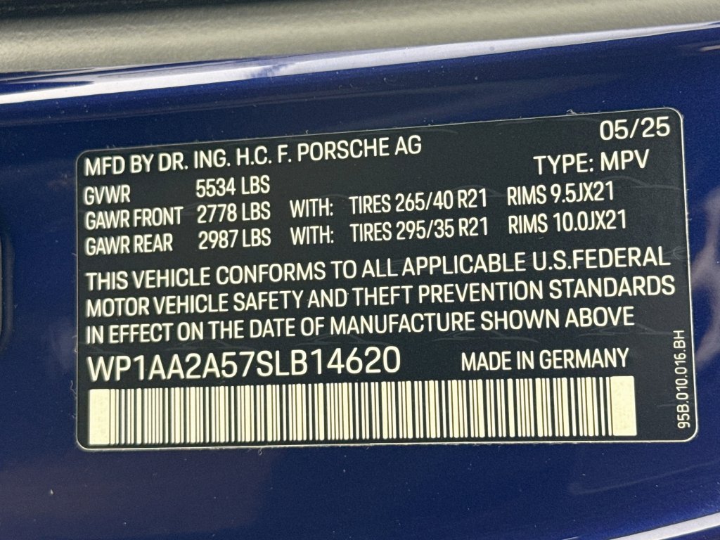 Certified 2025 Porsche Macan AWD/4WD image 34