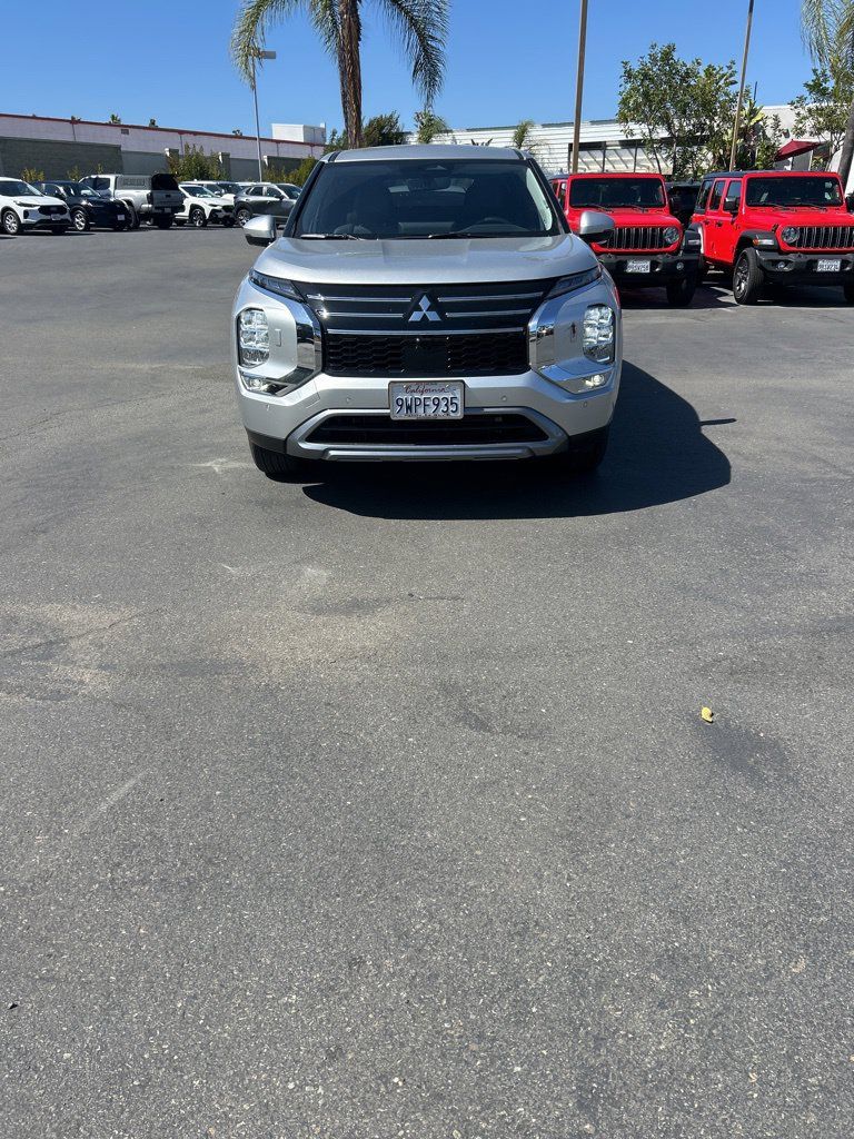 Used 2025 Mitsubishi Outlander SE AWD/4WD image 2