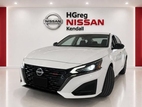 Used 2024 Nissan Altima 2.5 SR w/ SR Premium Package FWD image 3