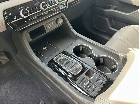 Used 2024 Honda Pilot Touring image 23