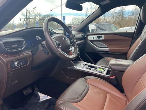 Used 2022 Ford Explorer King Ranch w/ Premium Technology Package image 3