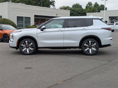 New 2025 Mitsubishi Outlander SE image 6