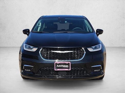 Used 2024 Chrysler Pacifica Touring-L image 2