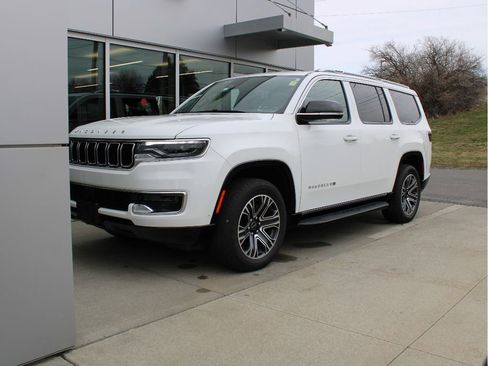 Used 2025 Jeep Wagoneer 4WD image 3