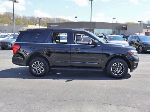 Used 2024 Ford Expedition XLT AWD/4WD image 8