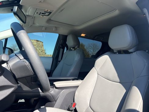 Used 2025 Toyota Sienna XLE image 10