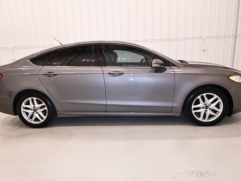 Used 2013 Ford Fusion SE FWD image 2