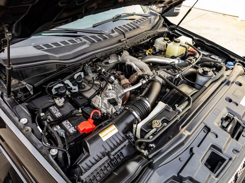 Used 2022 Ford F450 Platinum w/ FX4 Off-Road Package image 39