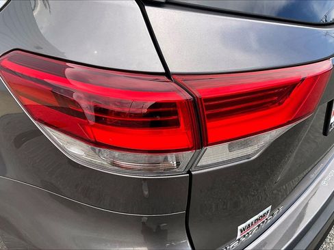Used 2018 Toyota Highlander XLE AWD/4WD image 35