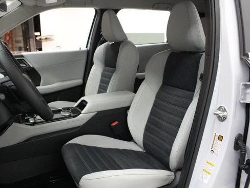 New 2025 Mitsubishi Outlander SE image 7