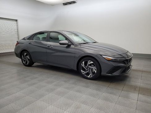 Used 2025 Hyundai Elantra SEL image 11