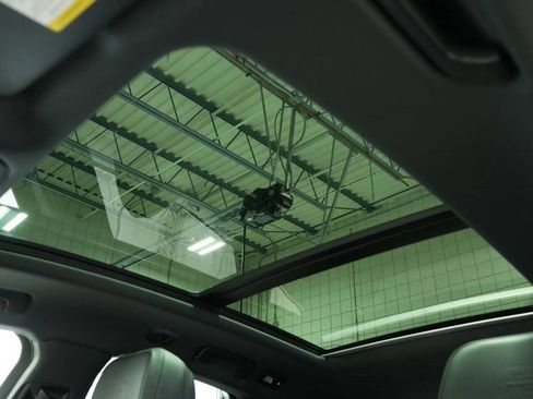 Used 2025 Porsche Macan image 37