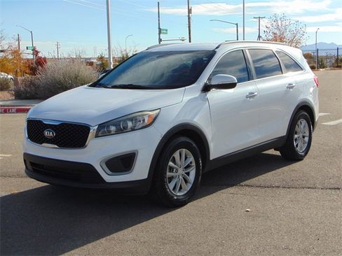 Used 2017 Kia Sorento LX image 8