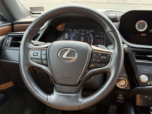 Used 2025 Lexus ES 350 w/ Premium Package FWD image 9