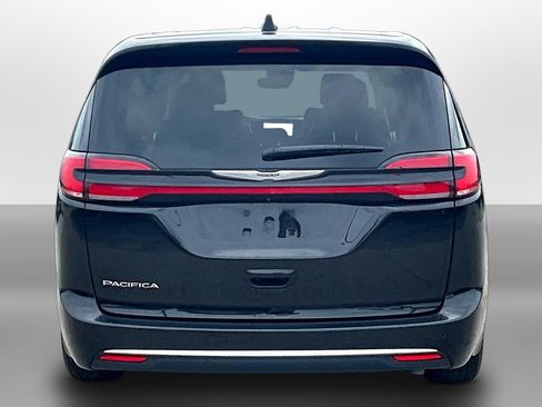 Used 2024 Chrysler Pacifica Touring-L FWD image 4