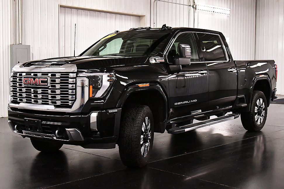 Used 2024 GMC Sierra 2500 Denali AWD/4WD image 3