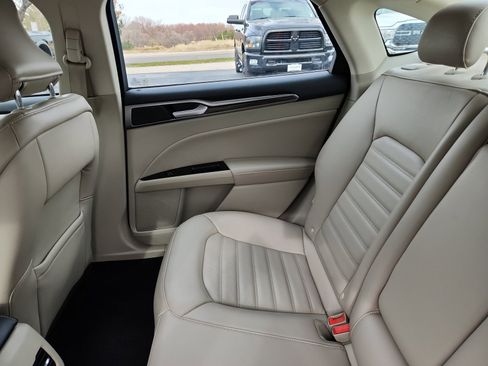 Used 2017 Ford Fusion SE w/ Fusion SE Technology Package image 17