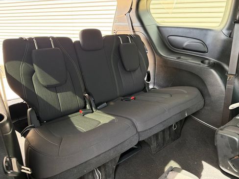 Used 2023 Chrysler Pacifica Touring FWD image 17