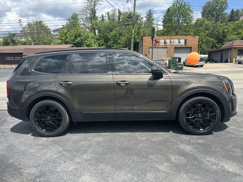 Used 2022 Kia Telluride EX w/ EX Premium Package AWD/4WD image 3