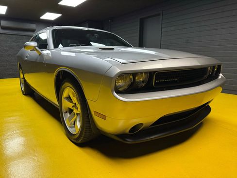 Used 2011 Dodge Challenger image 3