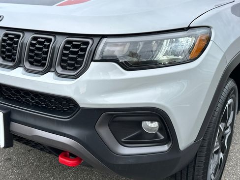 Used 2024 Jeep Compass Trailhawk image 7