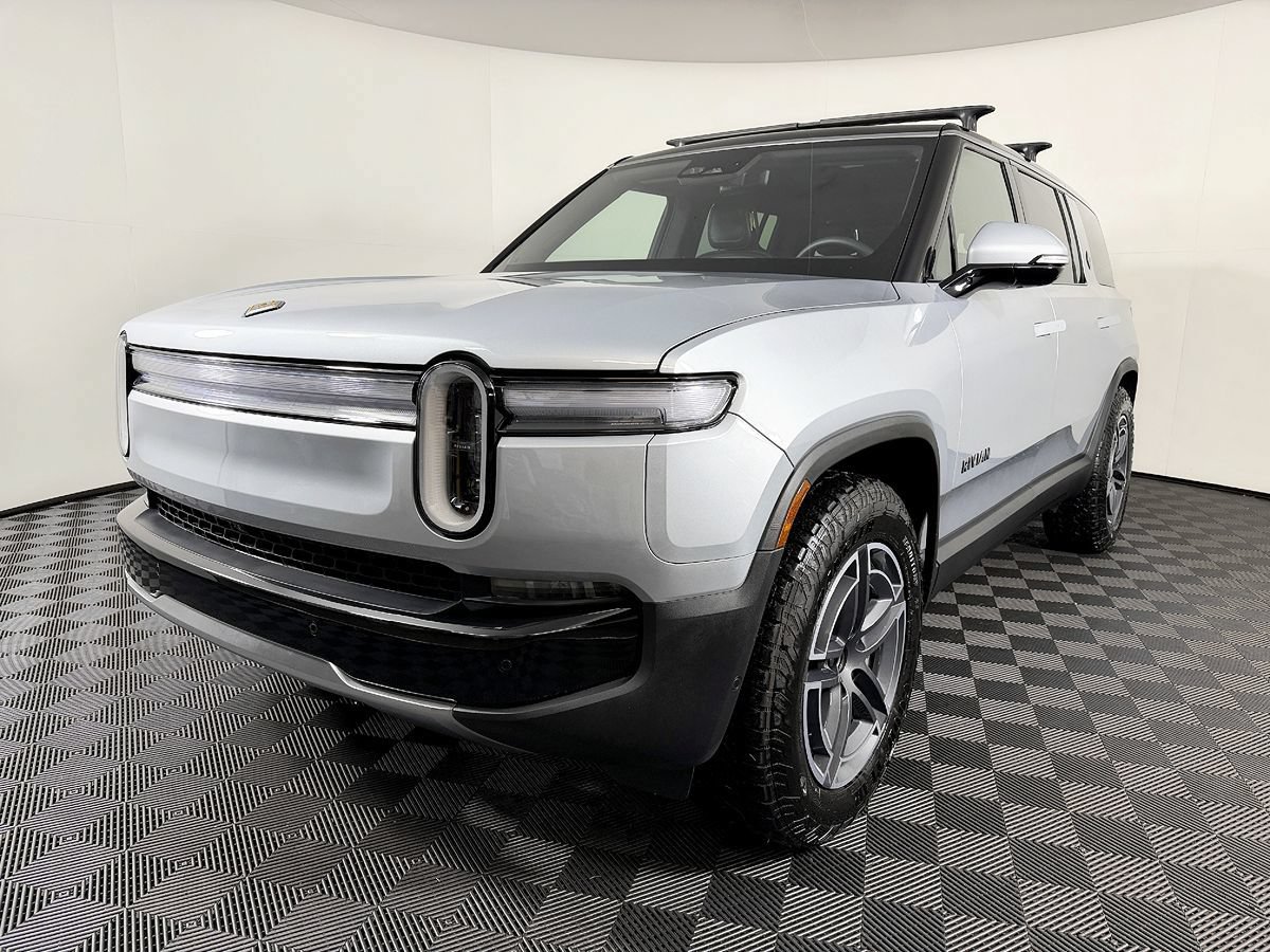 Used 2025 Rivian R1S Adventure Dual AWD/4WD image 3