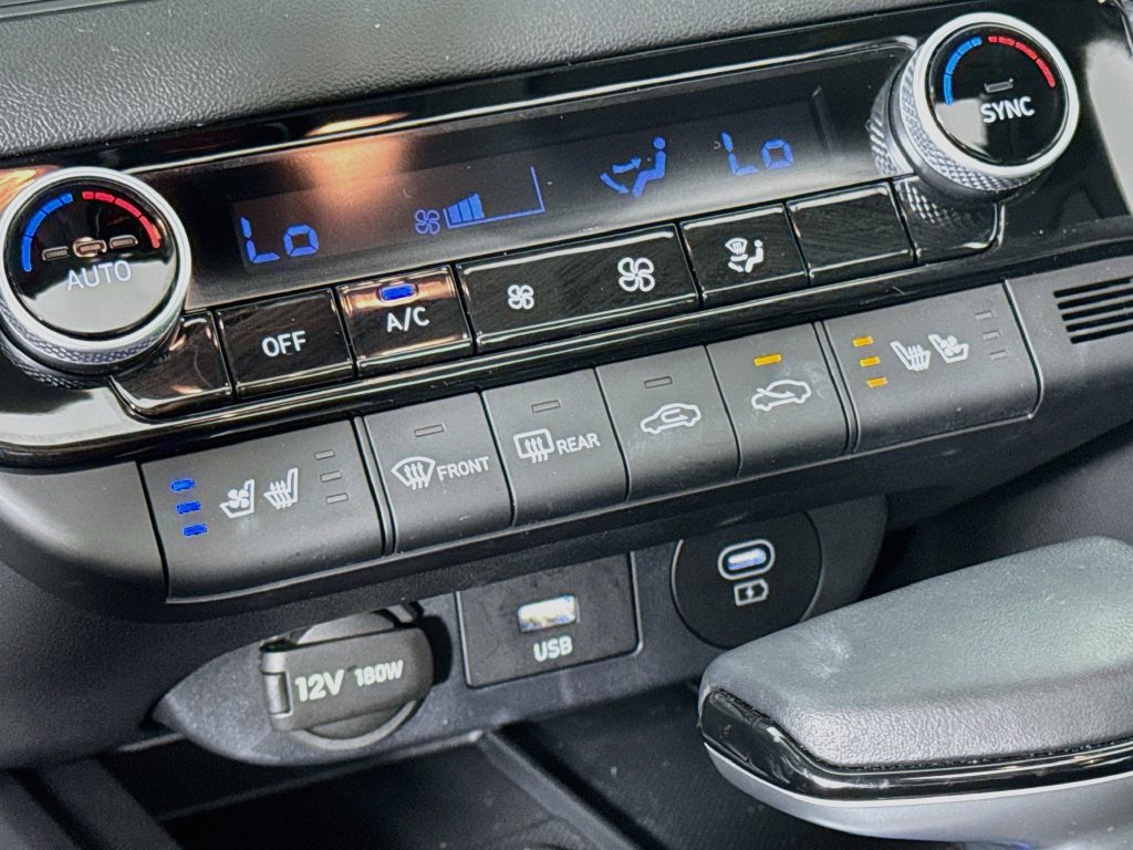 Certified 2025 Hyundai Elantra Limited FWD image 21