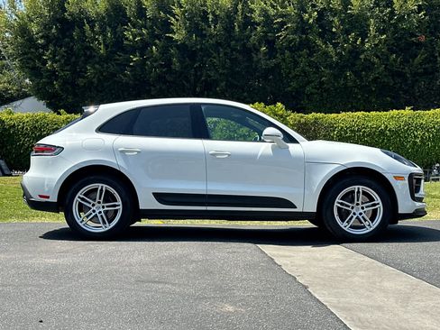 Certified 2025 Porsche Macan AWD/4WD image 9