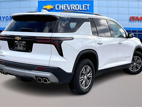 Used 2025 Chevrolet Traverse LT image 5