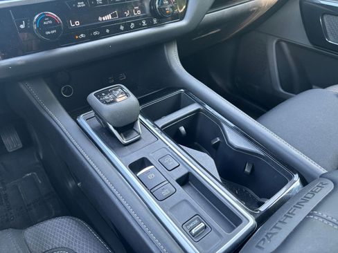 Used 2025 Nissan Pathfinder SV FWD image 43