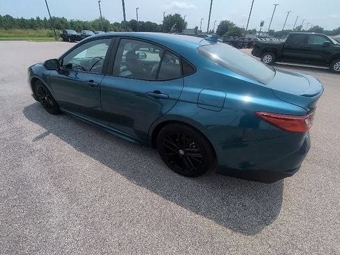 Used 2025 Toyota Camry SE w/ Convenience Package FWD image 3