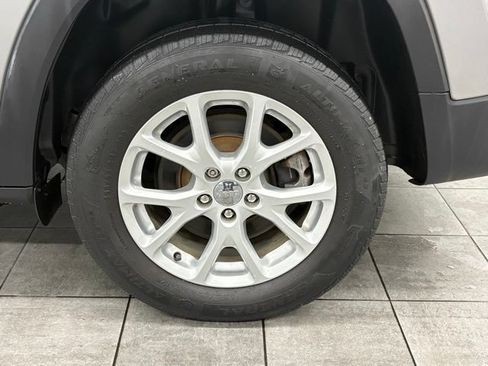 Used 2016 Jeep Cherokee Latitude w/ Cold Weather Group AWD/4WD image 7