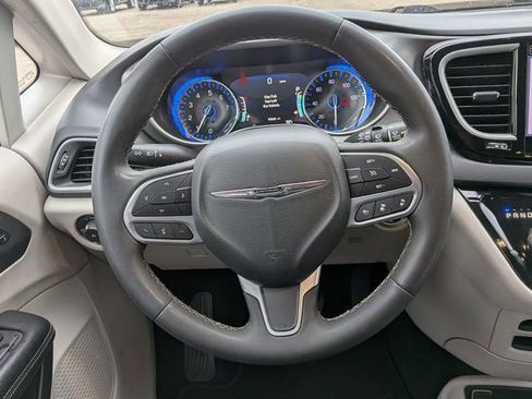 Certified 2023 Chrysler Pacifica Touring-L image 18