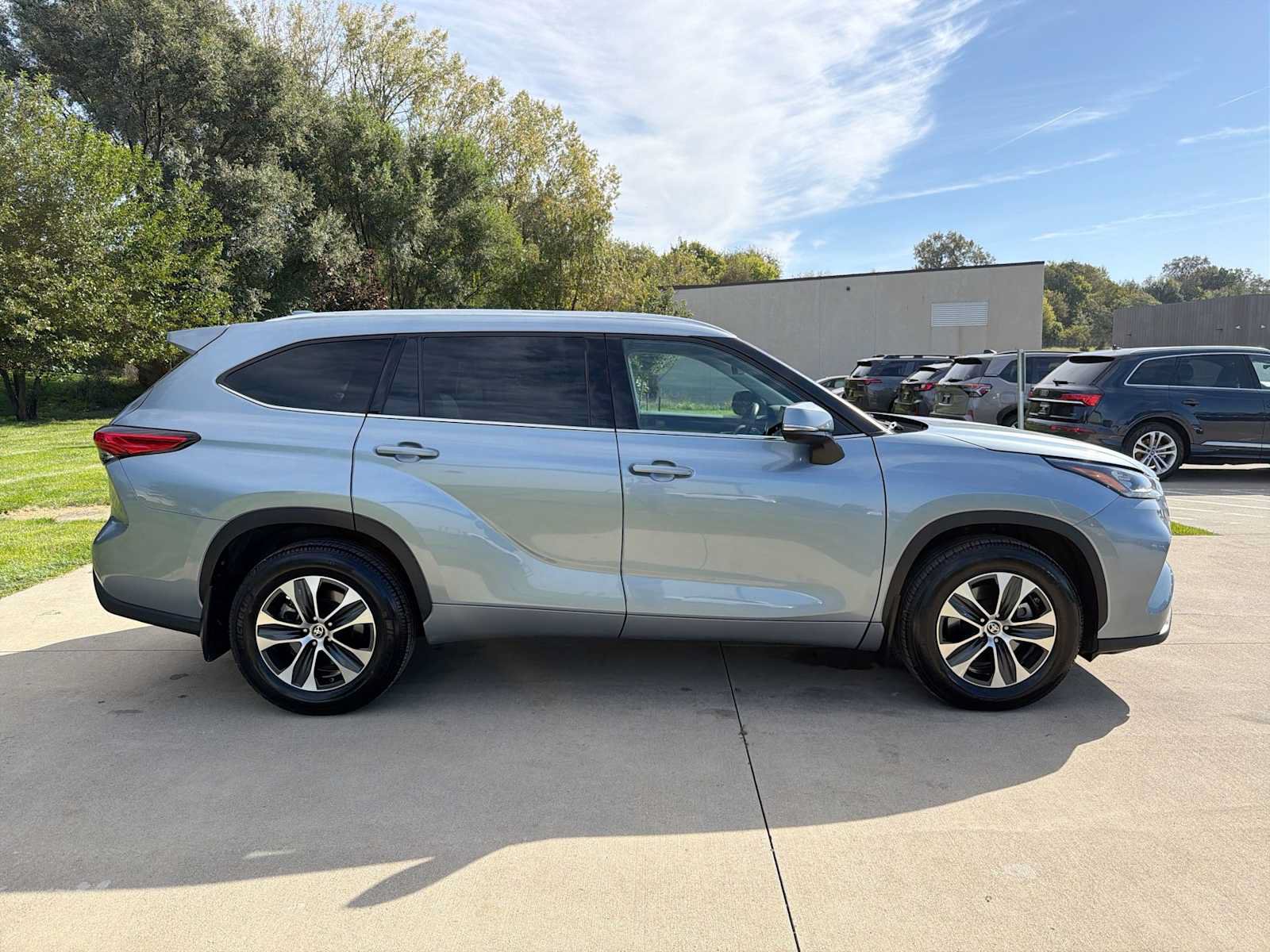 Used 2020 Toyota Highlander XLE AWD/4WD image 7