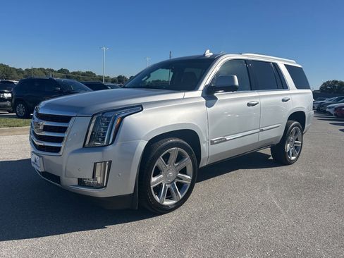 Used 2019 Cadillac Escalade Luxury image 2