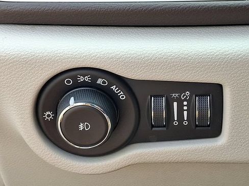 Used 2018 Chrysler Pacifica Touring-L FWD image 25