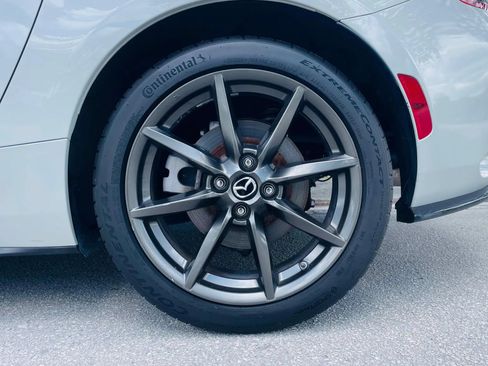 Used 2018 MAZDA MX-5 Miata Club RWD image 12