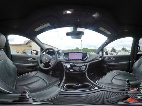 Used 2025 Chrysler Pacifica Limited FWD image 47