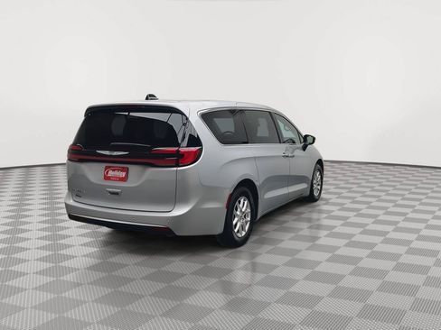 Used 2024 Chrysler Pacifica Touring-L FWD image 37