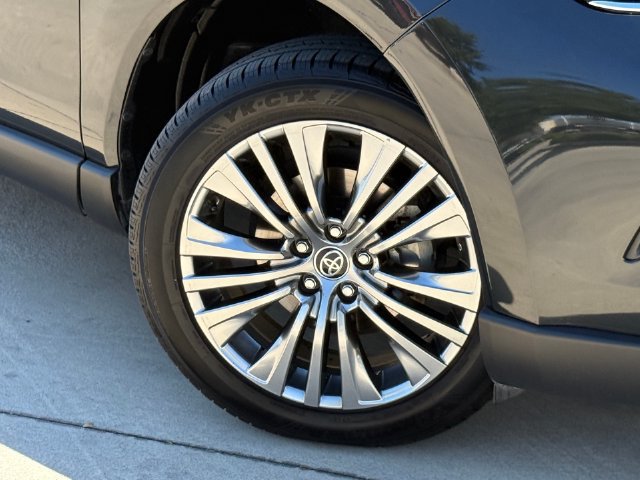 Used 2023 Toyota Venza XLE AWD/4WD image 2