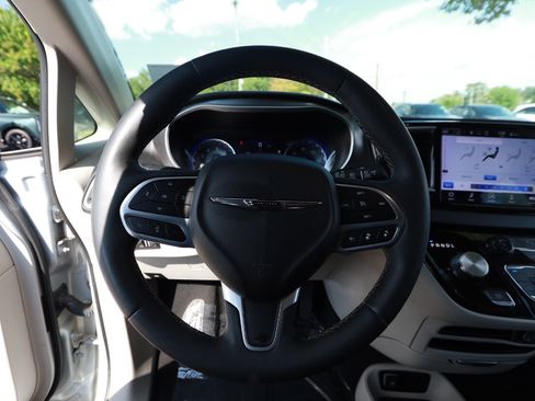 Used 2024 Chrysler Pacifica Touring-L FWD image 10