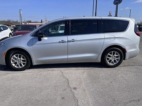 Used 2024 Chrysler Pacifica Touring-L FWD image 4