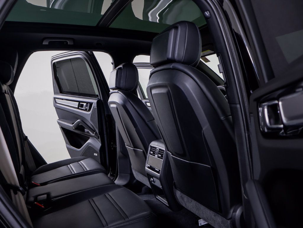 Certified 2023 Porsche Cayenne Platinum Edition AWD/4WD image 9