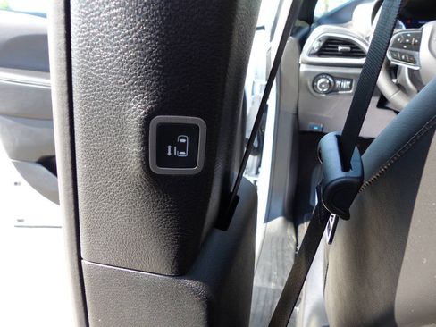 Used 2026 Chrysler Pacifica Select FWD image 43