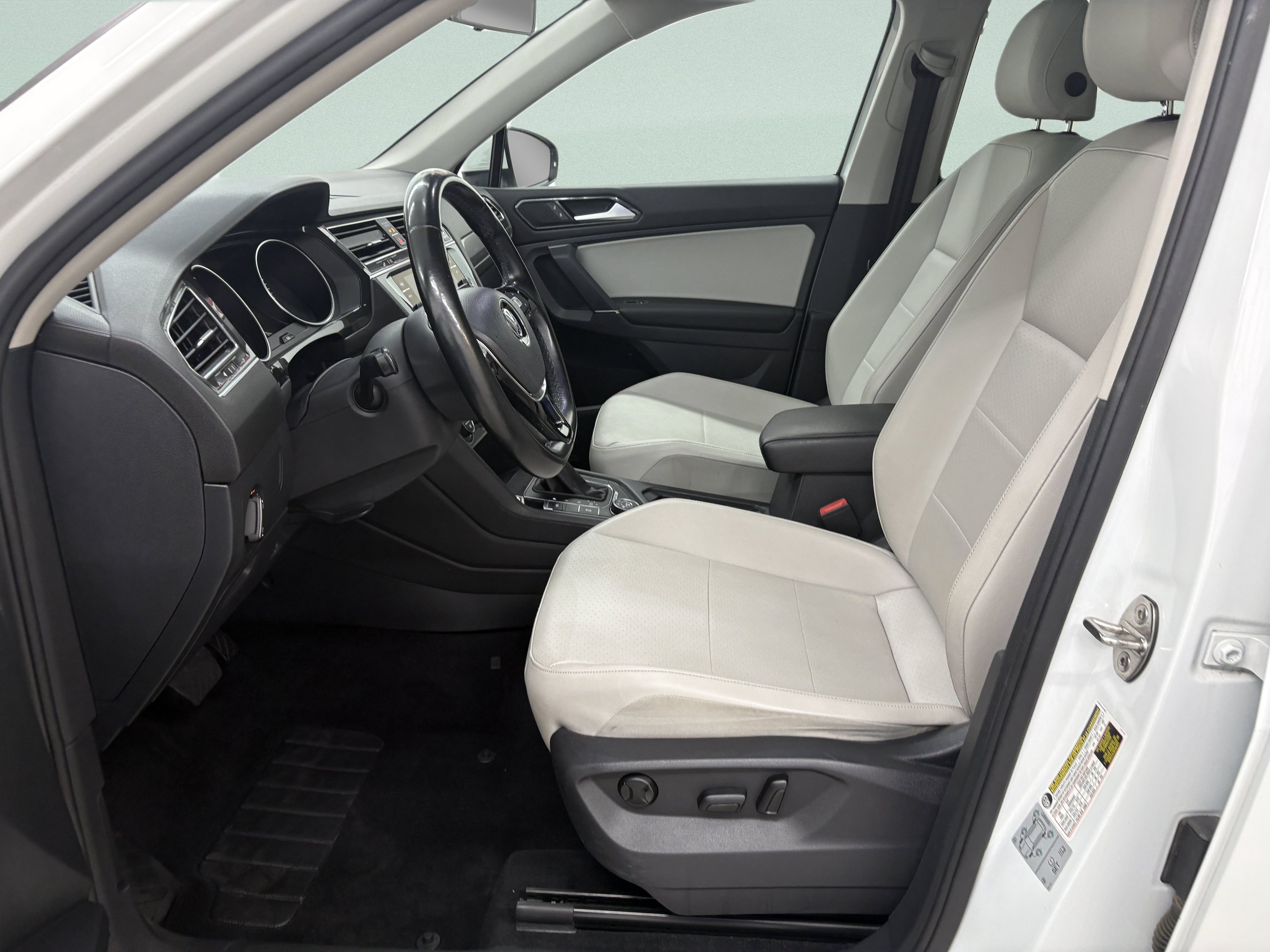 Used 2018 Volkswagen Tiguan SEL AWD/4WD image 12