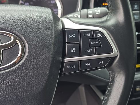 Used 2023 Toyota Highlander XLE AWD/4WD image 28