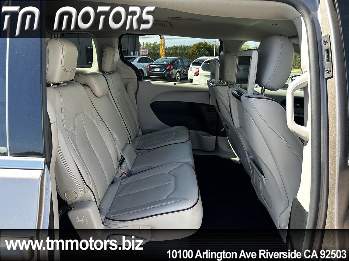 Used 2017 Chrysler Pacifica Limited w/ UConnect Theater Package FWD image 16