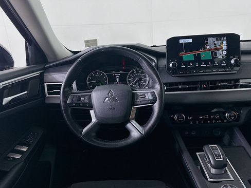 Used 2024 Mitsubishi Outlander SE image 17