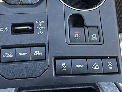 Used 2021 Toyota Highlander XLE AWD/4WD image 31